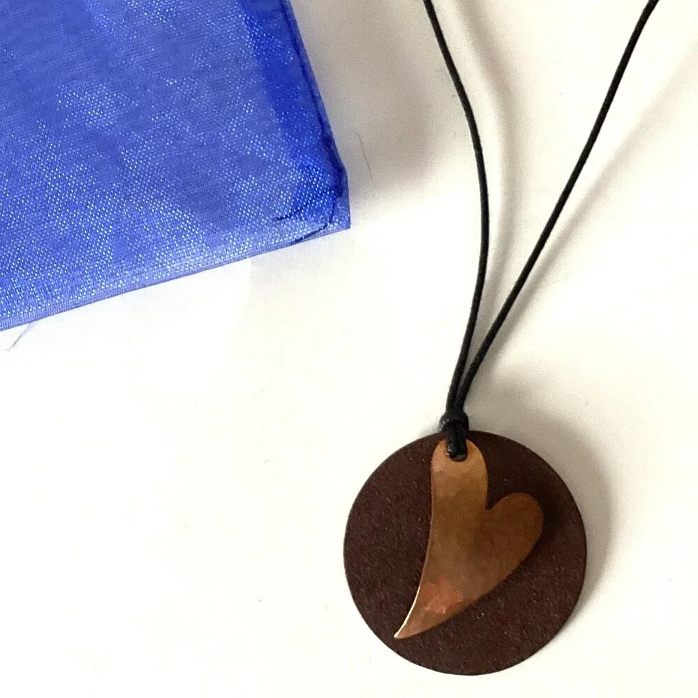 A Metal Circle Round Necklace With Blue Gift Bag Jewelry - Picture 2 of 5